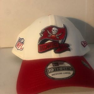 Men's Tampa Bay Buccaneers new era cream/red 2022 sideline 39thirty 2 tone flex